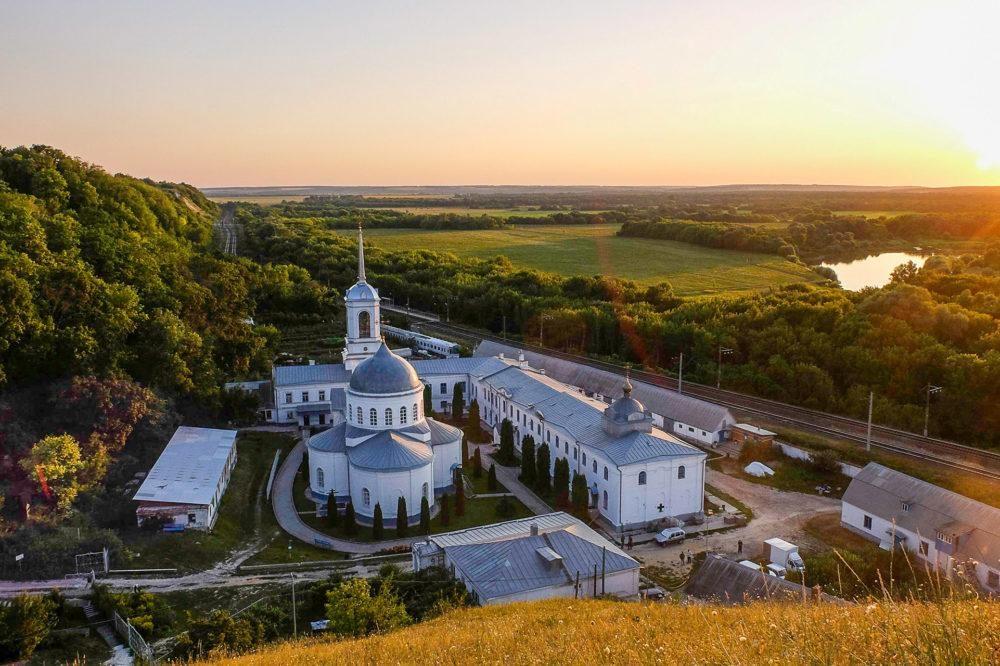 Divnogorye and the view on Divnogorskiy Monastery