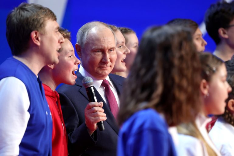 Putin and youth sing the hymn of Russia