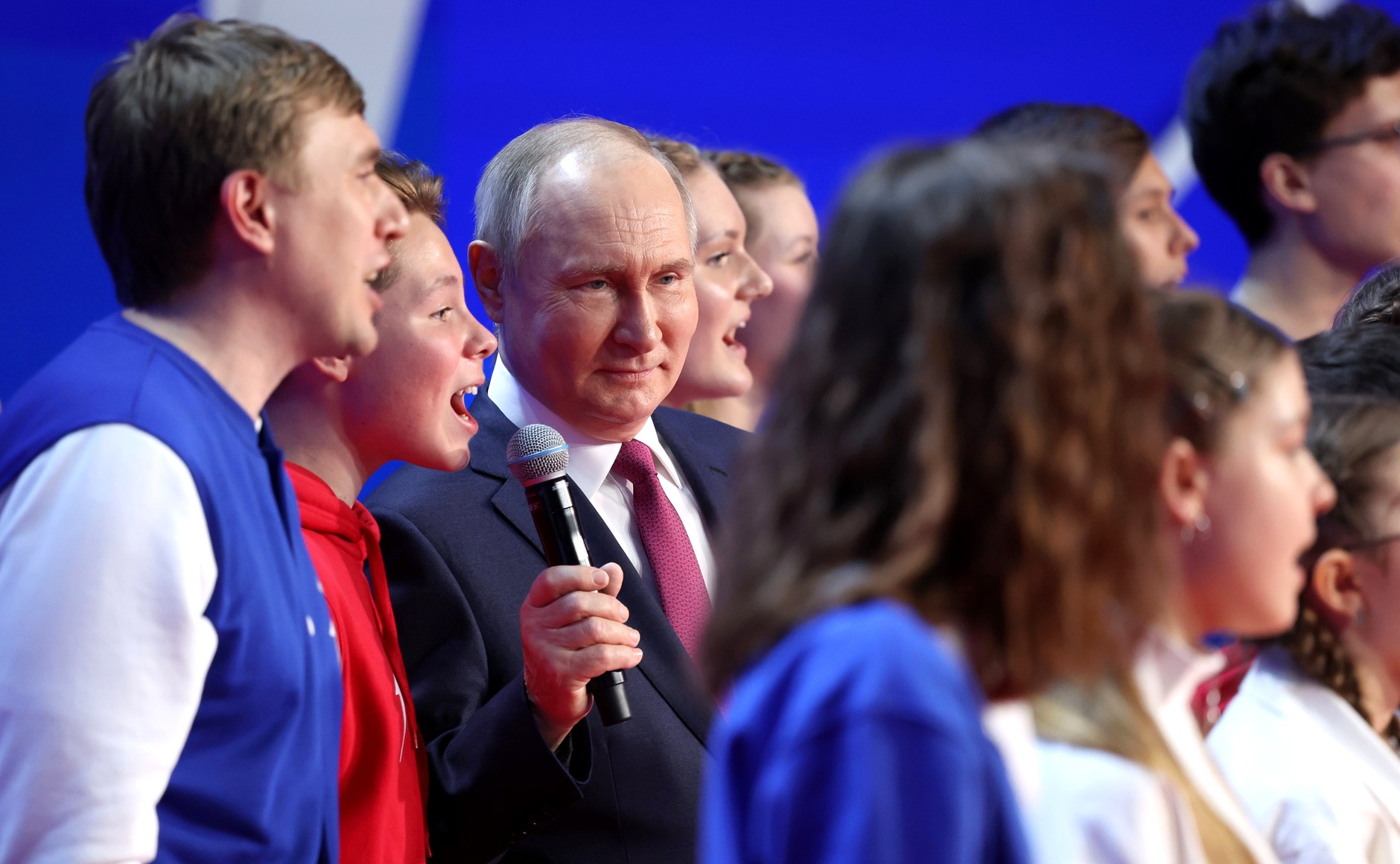 Putin and youth sing the hymn of Russia